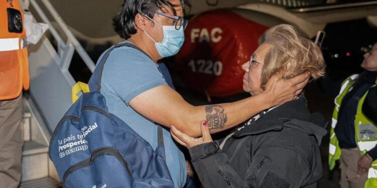 Deportado desde EEUU, Beto Coral, activista crítico de De la Espriella, llegó a Colombia