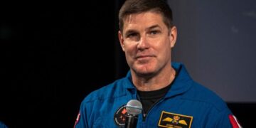 El miembro de la tripulación de Artemis II Jeremy Hansen dice que deja su rol de astronauta