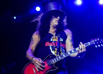 El video de la caída de Slash en pleno concierto de Guns N' Roses