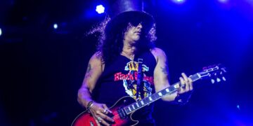 El video de la caída de Slash en pleno concierto de Guns N' Roses