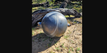 Esferas misteriosas en playa de Australia podrían ser desechos espaciales que cayeron de vuelta a la Tierra