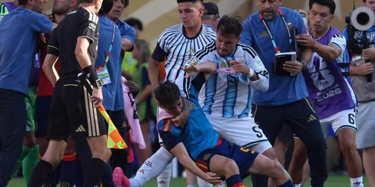 FIFA nombra un instructor disciplinario para investigar agresión de jugadores de Argentina