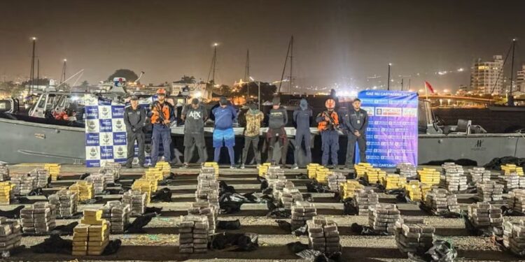 Interceptan lancha "Go Fast" con más de tres toneladas de cocaína a 100 millas náuticas de Cartagena