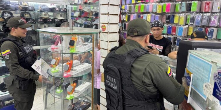 "La extorsión también entra por una llamada": Policía sale a las calles para enseñar cómo evitar caer en la trampa