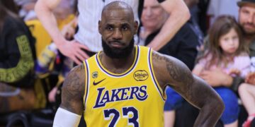 LeBron James dice que pensó en el retiro antes de firmar por los 76ers