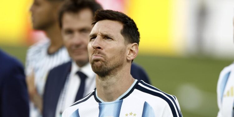 Lionel Messi regresó a Argentina en un avión privado, sin contacto con aficionados