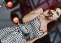 Padre de Amy Winehouse deberá pagar millonaria indemnización a dos amigas de la cantante