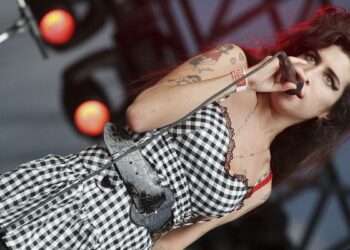 Padre de Amy Winehouse deberá pagar millonaria indemnización a dos amigas de la cantante