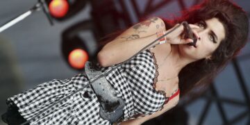 Padre de Amy Winehouse deberá pagar millonaria indemnización a dos amigas de la cantante
