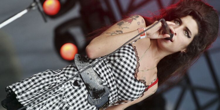 Padre de Amy Winehouse deberá pagar millonaria indemnización a dos amigas de la cantante