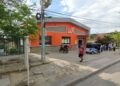 Policía reporta abatido en atraco a un supermercado en Soledad: familia y testigos afirman que era un rehén