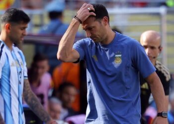 Scaloni sale en defensa de sus "guerreros" por "aguantar baldazos de agua fría"