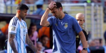 Scaloni sale en defensa de sus "guerreros" por "aguantar baldazos de agua fría"