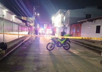 Sicarios irrumpieron en una casa y atacaron a tres hermanos mientras jugaban dominó en Carrizal: uno de ellos murió