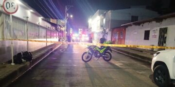 Sicarios irrumpieron en una casa y atacaron a tres hermanos mientras jugaban dominó en Carrizal: uno de ellos murió