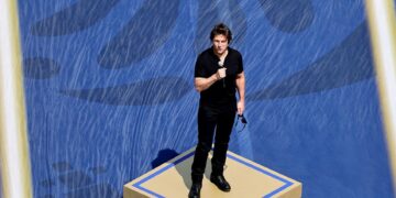 Tom Cruise y Robbie Williams calentaron la final del Mundial