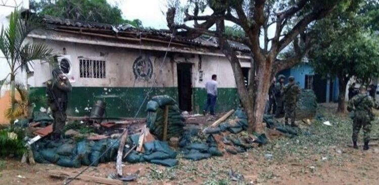 Tres uniformados resultaron heridos en atentado terrorista contra estación de Policía en Arenal del Sur
