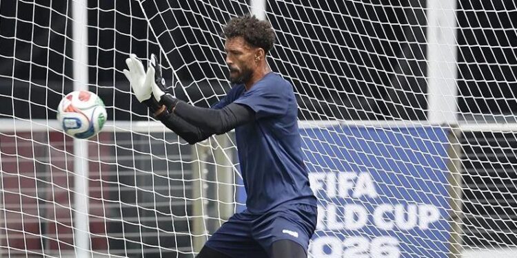Vozinha, estrella a los 40 años, peleará la titularidad en Colo Colo con un juvenil