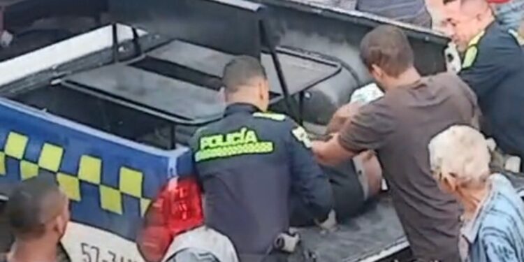 ¡Malherido y arrastrándose por el andén pedía ayuda!: balearon a hombre en el barrio Simón Bolívar, Barranquilla