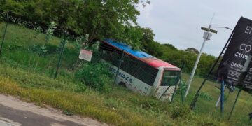 ¡No habría pasado de un simple susto! Bus se estrelló al salirse de la vía en la entrada al Aeropuerto Ernesto Cortissoz