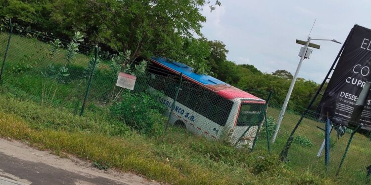 ¡No habría pasado de un simple susto! Bus se estrelló al salirse de la vía en la entrada al Aeropuerto Ernesto Cortissoz