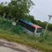 ¡No habría pasado de un simple susto! Bus se estrelló al salirse de la vía en la entrada al Aeropuerto Ernesto Cortissoz