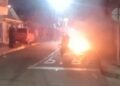 Atentado sicarial en el barrio Villate dejó un herido: comunidad prendió la moto de los señalados sicarios