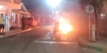 Atentado sicarial en el barrio Villate dejó un herido: comunidad prendió la moto de los señalados sicarios