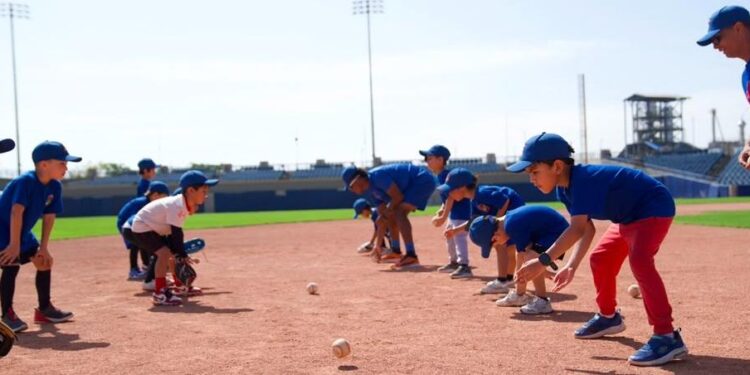 Caimanes lanzó su club de béisbol menor en tres categorías