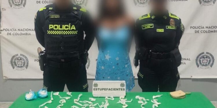 Capturan a mujer con más de 100 dosis de cocaína en el barrio Carrizal de Barranquilla
