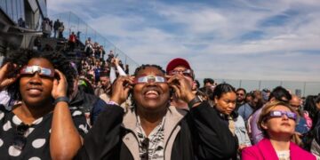 Cómo ver el eclipse solar total de agosto de forma segura mientras proteges tu visión