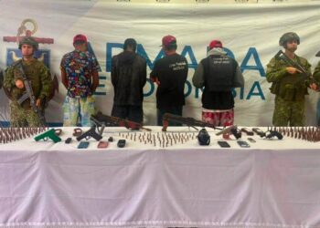 Cuatro extranjeros capturados con fusiles, pistolas y más de 500 municiones en Cayo Serrana