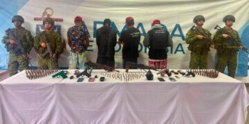 Cuatro extranjeros capturados con fusiles, pistolas y más de 500 municiones en Cayo Serrana