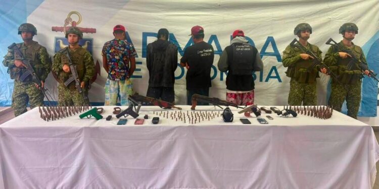 Cuatro extranjeros capturados con fusiles, pistolas y más de 500 municiones en Cayo Serrana