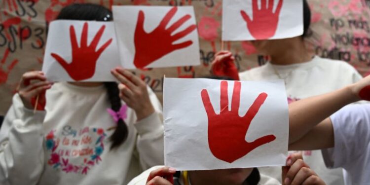 El crimen organizado recluta cada vez más niños en Colombia. Así lo hace, según un informe de HRW