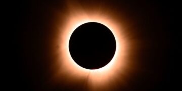 El miércoles se podrá observar un raro eclipse solar total al atardecer, visible para millones de personas