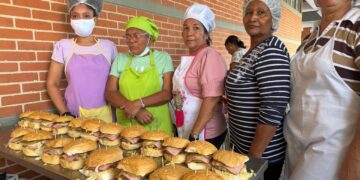 Emprendedores fortalecen sus habilidades gastronómicas en panadería y comidas rápidas con curso complementario del SENA