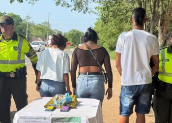 En bolsa de regalo con cobija de bebé escondían más de un kilo de cocaína: tres capturados en Baranoa