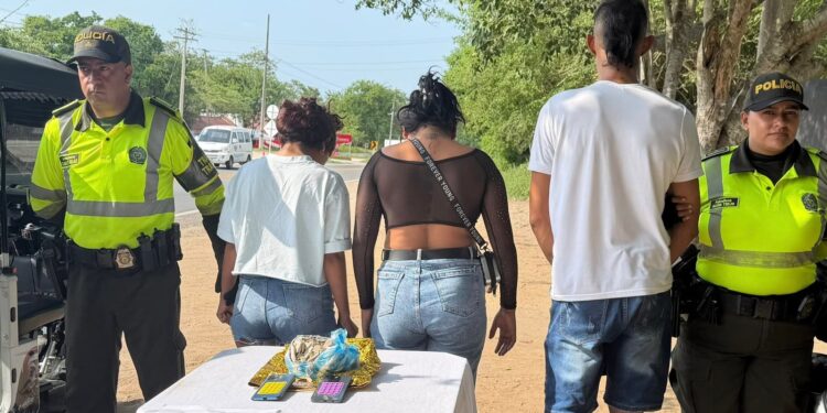 En bolsa de regalo con cobija de bebé escondían más de un kilo de cocaína: tres capturados en Baranoa