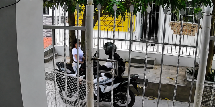 Hombre en moto asalta a mujer en el barrio Los Robles, Soledad