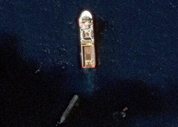 Imágenes satelitales captan la carrera para recuperar la nave espacial Starship de SpaceX, de 52 metros de largo, en el Océano Índico