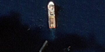 Imágenes satelitales captan la carrera para recuperar la nave espacial Starship de SpaceX, de 52 metros de largo, en el Océano Índico