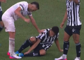 Jordan Barrera fue retirado en camilla y llorando por una lesión en el tobillo izquierdo