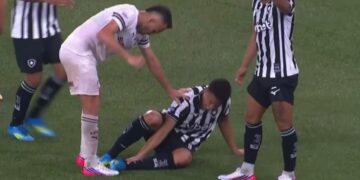Jordan Barrera fue retirado en camilla y llorando por una lesión en el tobillo izquierdo