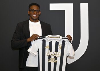 Juventus oficializó la contratación del defensor Jhon Lucumí