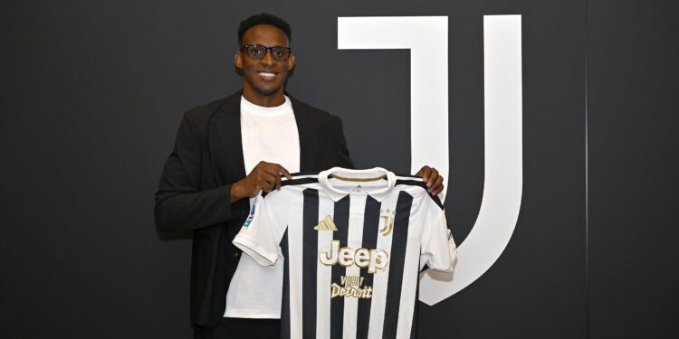 Juventus oficializó la contratación del defensor Jhon Lucumí