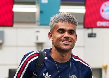 Luis Díaz, con nuevo look, viajó a gira por Asia con el Bayern Múnich