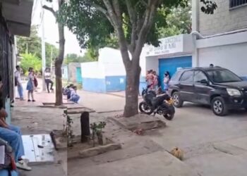 Mientras padres de familia afirman que estudiante fue atracado tras no poder ingresar, colegio niega e insiste en que llegaron tarde — NoticiasBQ