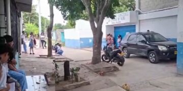 Mientras padres de familia afirman que estudiante fue atracado tras no poder ingresar, colegio niega e insiste en que llegaron tarde — NoticiasBQ