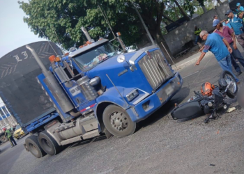 Motociclista resultó gravemente herido tras chocar de frente contra una tractomula en Barranquilla